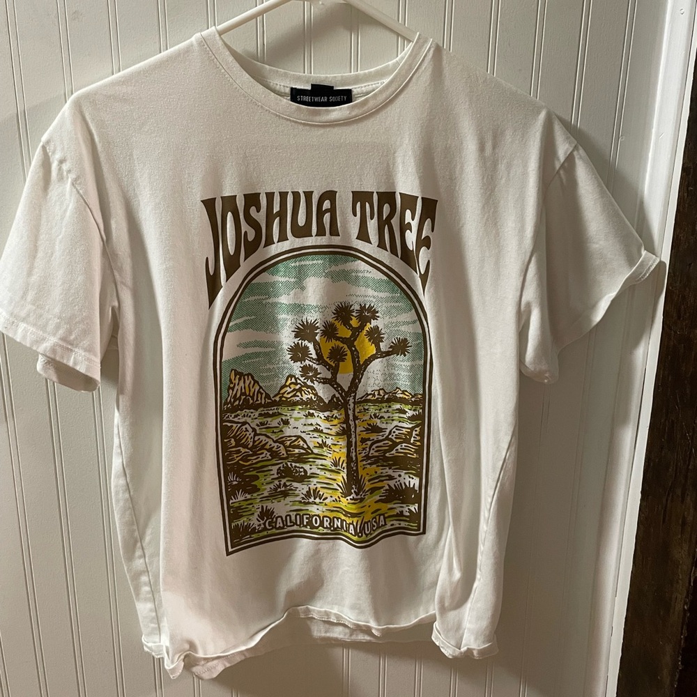 women’s joshua tree white graphic tee size small